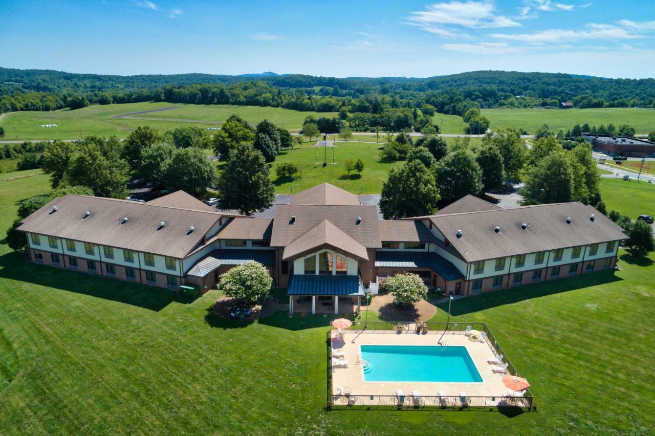 Round Hill Inn Orange Exterior foto